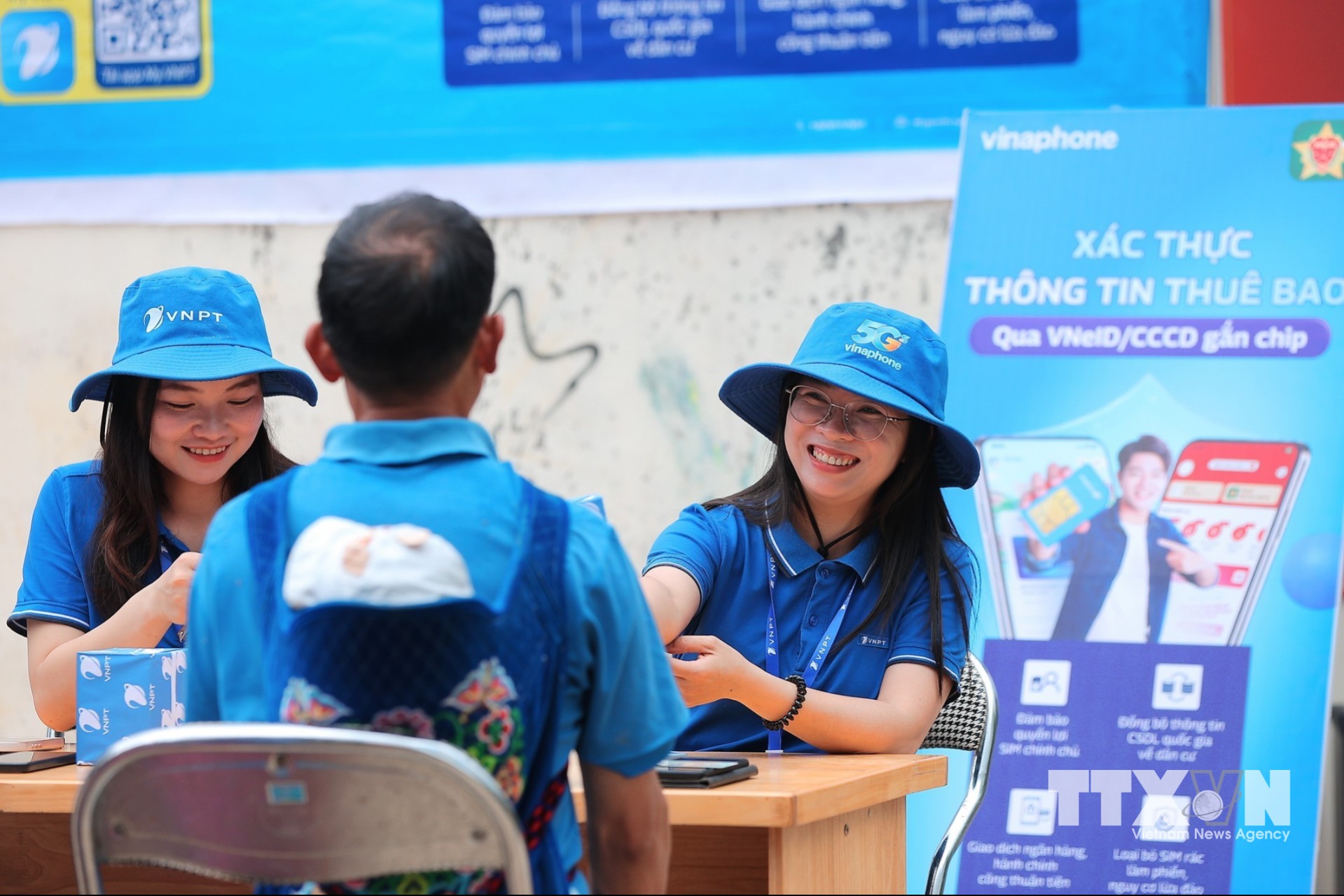 Nhân viên VNPT Lào Cai đến tận hộ gia đình hỗ trợ xác thực sinh trắc học, chuẩn hóa thông tin thuê bao cho người dân tại thôn Bản Phố 2C, xã Bắc Hà, tỉnh Lào Cai. (Ảnh: Minh Quyết/TTXVN)